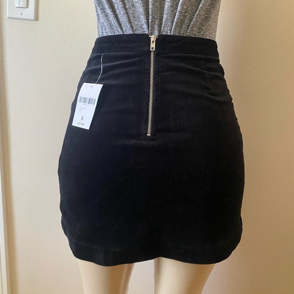 NWT - Forever 21 - Black Mini Skirt - Size S - Picture 4 of 4